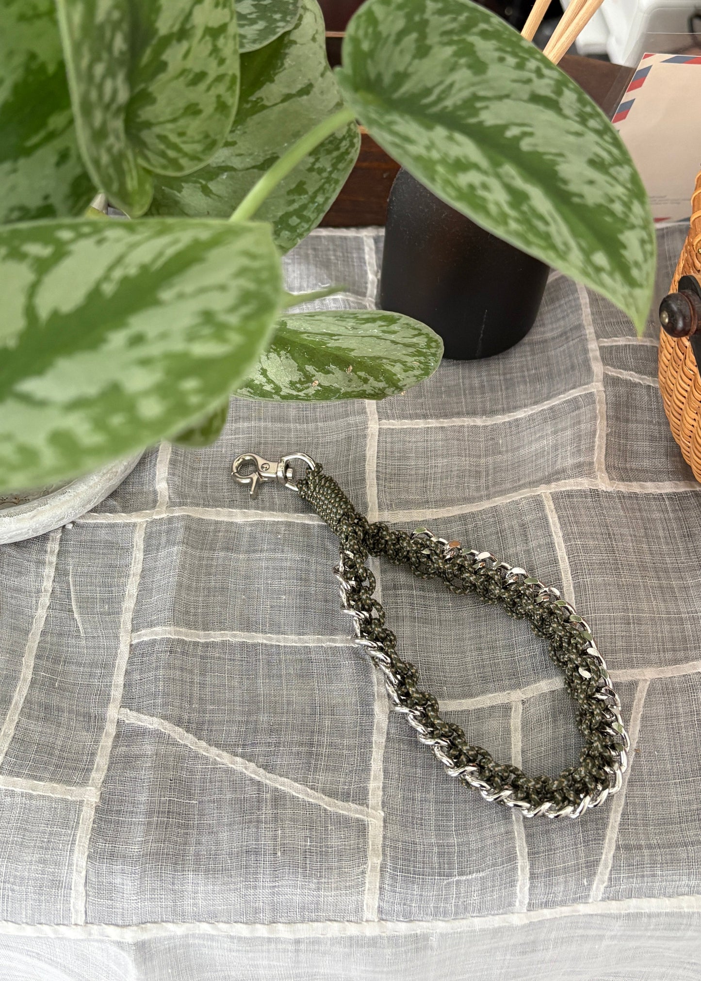 // 【人気急上昇】HAND STRAP with chain
